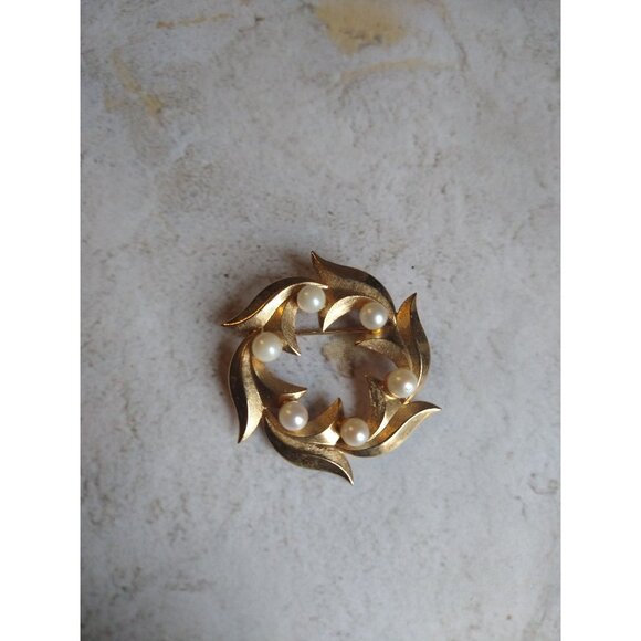 Jewelry - Vintage Gold Tone Pearl Wreath Brooch Estate Jewelry